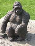 908035 Afbeelding van het (als grap bedoelde?) beeldje van een gorilla op de sokkel van het gestolen beeldhouwwerk 'de ...